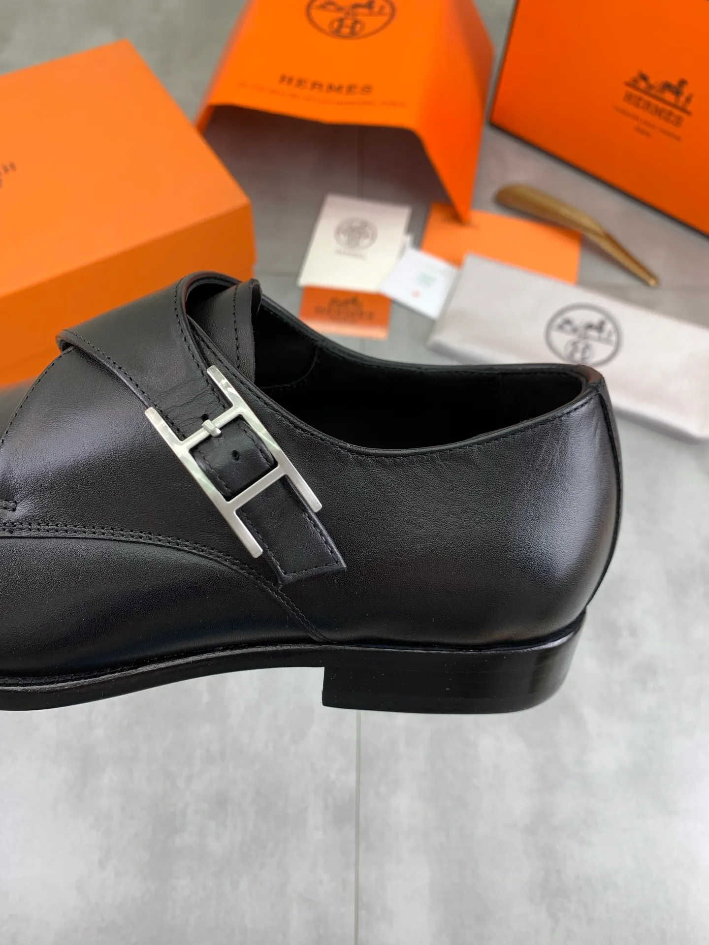 Factory price P940 💰💎💎💎 Original genuine leather outsole Brand: Hermès Grade: Same as the official website Original quality materials: Original soft calfskin Water-dyed cowhide lining Original Italian genuine leather outsole Style categories: Men's fashion Formal casual leather shoes Slip-on men's shoes series Young fashion European and American trends British style Code number: 39-45 (38.46 can be customized)